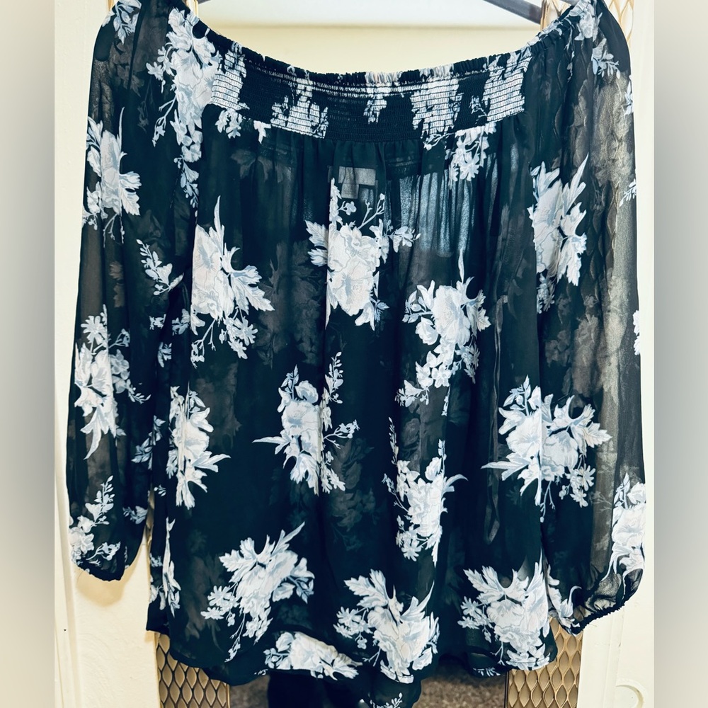 Beautiful Floral printed. Size S, Blouse blue/nude/black. 3/4 sleeve. 🤍🩶🩵